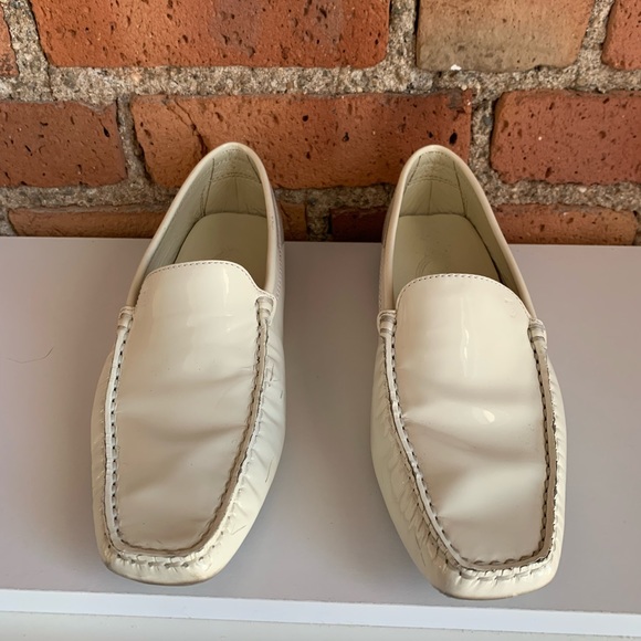 Tod’s Women’s Grommino Flat Driving Shoe Loafer Ivory Patent Leather 6 36 - Picture 2 of 13